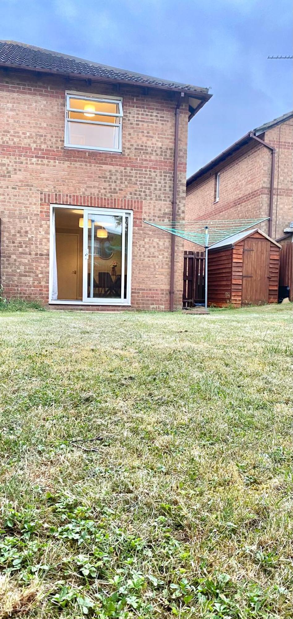 Free Private Parking! Mk Home, Driveway And Garden! Fully Equipped 4 Beds! Train Station 5 Mins Holiday home *