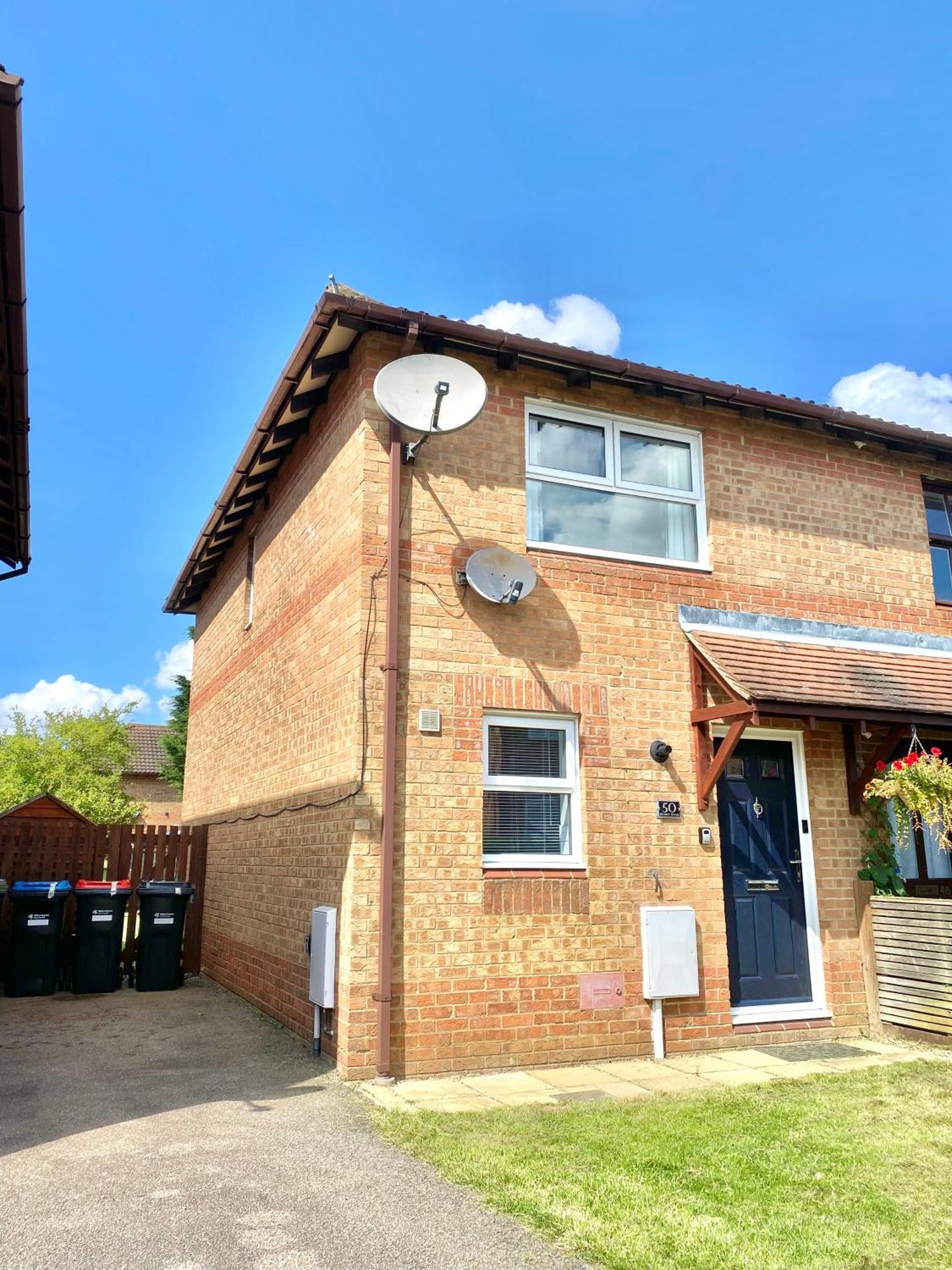 Holiday home Free Private Parking! Mk Home, Driveway And Garden! Fully Equipped 4 Beds! Train Station 5 Mins *